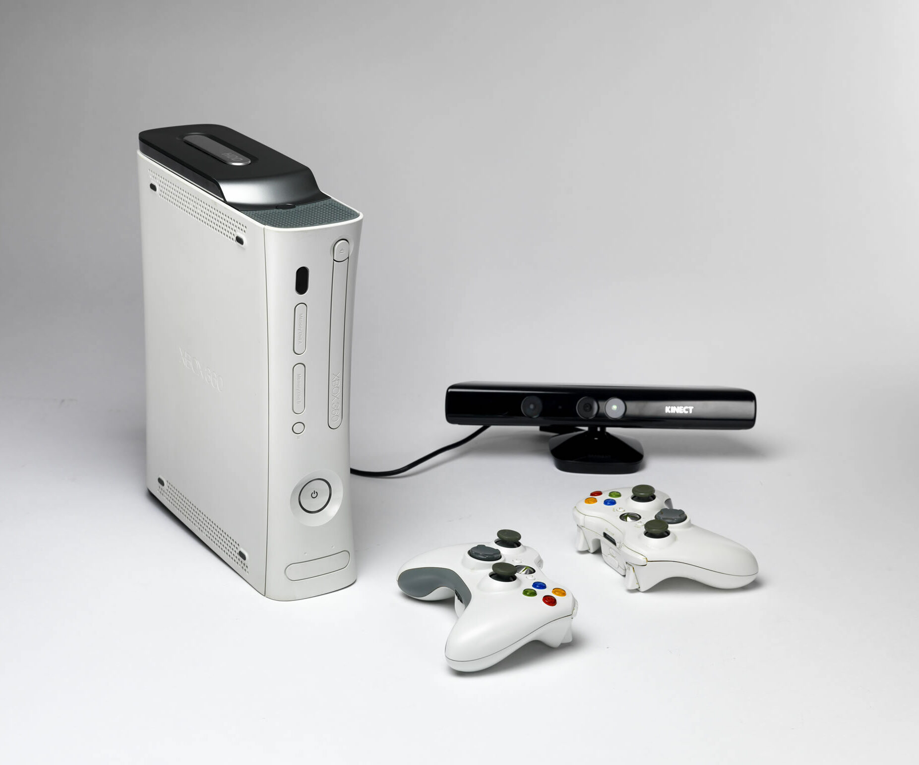 Xbox 360 with Kinect Microsoft Xbox 360 with two controllers and Microsoft Kinect version 1